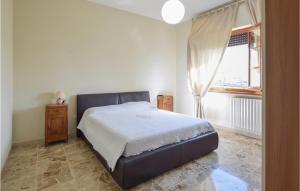 A bed or beds in a room at Cozy Apartment In Piano Di Mommio