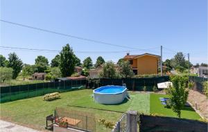 The swimming pool at or close to Cozy Apartment In Piano Di Mommio Még 12 kép