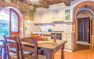 - une cuisine avec une table et des chaises dans la chambre dans l'établissement Cantina, à Torrita di Siena