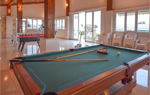 uma mesa de bilhar numa sala de estar com uma piscina em La Casa Di Adamo em Modica