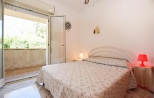 - une chambre avec un lit et une grande fenêtre dans l'établissement Villa Tot, à Santa Croce Camerina