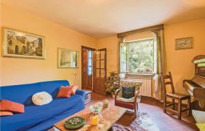 ein Wohnzimmer mit einem blauen Sofa und einem Tisch in der Unterkunft Maresa in Pian dʼOrsina