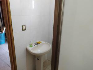 a bathroom with a white sink in a room at Casa M&P: Casa Amplia cerca del mar de Chelem in Chelem +27 photos