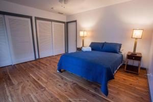 Un pat sau paturi într-o cameră la Downtown Dream Casa Near Chico State, Private Yard
