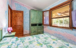 ein Schlafzimmer mit einem Bett und einem Fenster in der Unterkunft Casa Glicine in Torre Dei Corsari