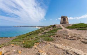 einen Steinturm auf einem Hügel neben dem Meer in der Unterkunft Casa Glicine in Torre Dei Corsari