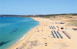 einen Blick über den Strand mit Menschen und das Meer in der Unterkunft Casa Glicine in Torre Dei Corsari + 14 Fotos