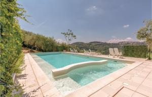 a swimming pool with chairs and a swimming pool at Nice Apartment In Perugia -pg- With Outdoor Swimming Pool in Ponte Felcino