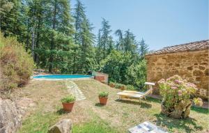 RosennanoにあるGorgeous Home In Gaiole In Chianti si With Outdoor Swimming Poolの裏庭(スイミングプール、家あり)