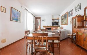 eine Küche und ein Esszimmer mit einem Tisch und Stühlen in der Unterkunft 4 Bedroom Nice Home In Pietrasanta in Pietrasanta