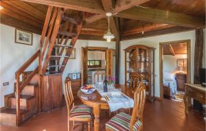 uma sala de jantar com uma mesa de madeira e cadeiras em Pagoda em Corgna