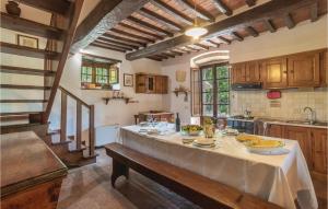 uma cozinha com uma mesa com uma toalha de mesa em Cegliolo 2 em Cortona