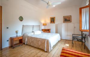 A bed or beds in a room at 3 Bedroom Cozy Apartment In Capalbio Scalo