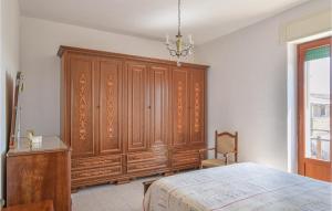 una camera con un grande armadio in legno e un letto di 2 Bedroom Amazing Apartment In Sellia Marina a Sellia Marina