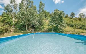 Palagio的住宿－Casa Eleonora，一个倒着树木的游泳池