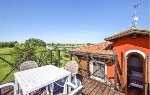 balkon ze stołem i krzesłami w domu w obiekcie Porta Di Valle 2 w Cavallino-Treporti