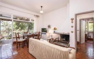 een woonkamer met een bank en een tafel bij Nice Home In Piediluco With Kitchen in Piediluco