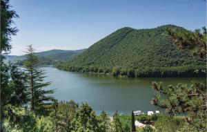 Blick auf einen Fluss mit einem Berg in der Unterkunft 2 Bedroom Awesome Home In Piediluco in Piediluco