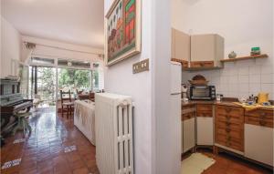een keuken met een witte radiator in een kamer bij Nice Home In Piediluco With Kitchen in Piediluco