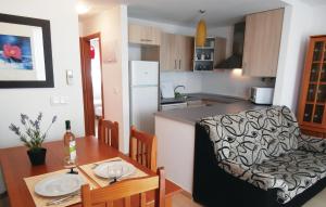 El RomeroにあるBeautiful Apartment In Alhama De Murcia With 2 Bedrooms, Wifi And Outdoor Swimming Poolのキッチン、ダイニングルーム(テーブル付)、