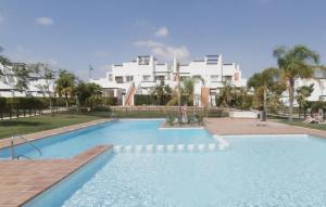 El RomeroにあるBeautiful Apartment In Alhama De Murcia With 2 Bedrooms, Wifi And Outdoor Swimming Poolの建物前の大型スイミングプール