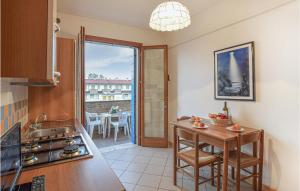 uma cozinha com uma mesa e vista para uma varanda em Solmare B em Rosolina