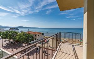 フォッローニカにあるNice Apartment In Follonica gr With 3 Bedrooms And Wifiのビーチと海の景色を望むバルコニー