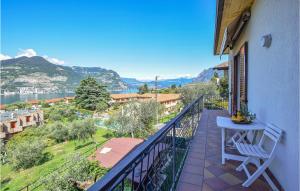 een balkon met een tafel en uitzicht op de bergen bij Amazing Apartment In Monte Isola With House A Mountain View in Monte Isola