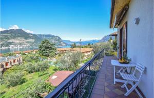 balcone con tavolo e vista sulle montagne di Beautiful Apartment In Monte Isola With 1 Bedrooms And Wifi a Monte Isola