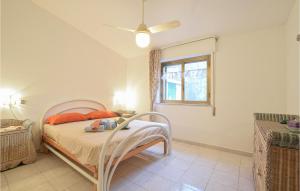 - une chambre avec un lit, un ventilateur et une fenêtre dans l'établissement Casa Maria, à Altavilla Milicia