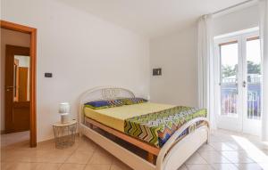 A bed or beds in a room at 2 Bedroom Lovely Apartment In Siponto