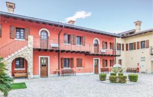 - une vue sur l'extérieur d'un bâtiment rouge avec une cour dans l'établissement Apt Braida, à Corona