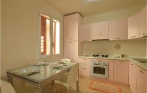 Kuhinja ili čajna kuhinja u objektu Gorgeous Apartment In Selinunte With Wifi