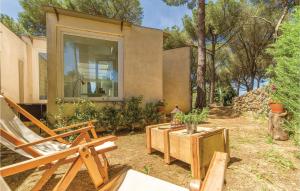 een huis met een stoel en een tafel met planten bij Nocellara in Alia