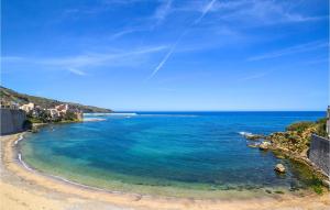 Blick auf einen Strand mit blauem Wasser in der Unterkunft 2 Bedroom Amazing Apartment In Trappeto in Trappeto