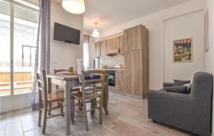 eine Küche und ein Wohnzimmer mit einem Tisch und einer Couch in der Unterkunft 2 Bedroom Amazing Apartment In Trappeto in Trappeto + 7 Fotos
