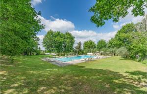 una imagen de una piscina en un patio en Sangiovese 1, en San Donato in Poggio