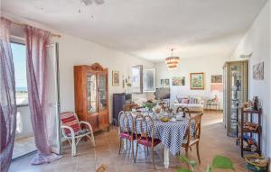 uma sala de jantar com mesa e cadeiras em Casa Brancaleone em Brancaleone Superiore
