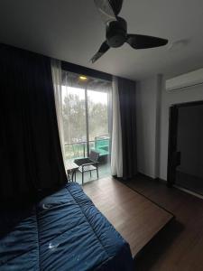 小笨珍的住宿－Galaxy House with seaview balcony- JB PONTIAN，一间卧室配有一张床和一台平面电视