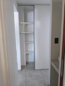 a room with a closet with a door open at Necochea Isor in Godoy Cruz