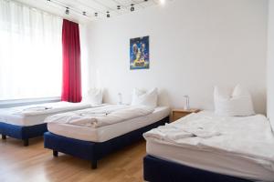 A bed or beds in a room at Hotel Ostermann Garni