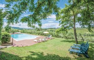 バルベリーノ・ディ・ヴァル・デルサにあるBeautiful Home In Barberino V,elsa fi With 2 Bedrooms, Wifi And Outdoor Swimming Poolの庭のスイミングプール像
