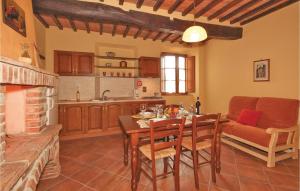 cocina y sala de estar con mesa y sofá en Casale Del Borgo 12 en Querce