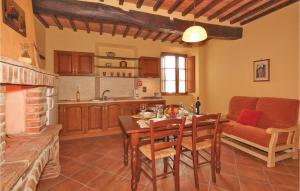 QuerceにあるCasale Del Borgo 12のキッチン、リビングルーム(テーブル、ソファ付)