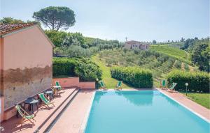 una gran piscina con sillas y un edificio en Casale Del Borgo 12 en Querce