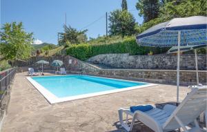 uma piscina com uma cadeira e um guarda-sol em Il Moro em Villore