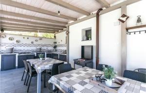 un patio con tavoli e sedie e una cucina di Villa Bellavista a Gaggi