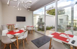 une salle à manger avec des tables rouges et des chaises blanches dans l'établissement Villa Stefy, à Raguse