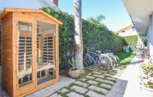 ein hölzernes Gewächshaus mit Fahrrädern auf einem Hof in der Unterkunft Villa Calambra in Villaggio Azzurro