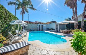 einen Pool im Hinterhof mit Stühlen und einem Sonnenschirm in der Unterkunft Villa Calambra in Villaggio Azzurro